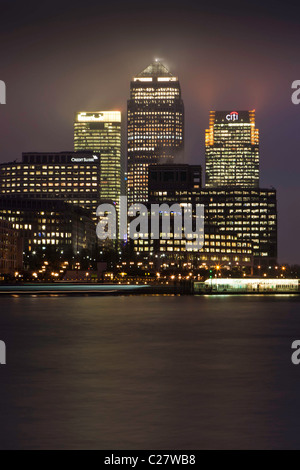 Docklands. Canary Wharf beleuchtet in der Nacht, London. Dies ist eines der Londoner Banken- und Geschäftsviertels. Stockfoto
