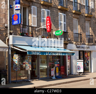 Tabac speichern auf der Hauptstraße in Pontivy, Morbihan, Bretagne, Frankreich, Europa Stockfoto