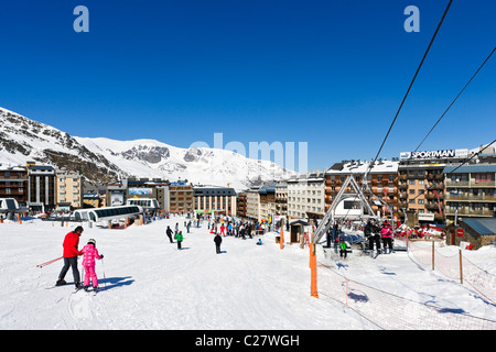 Unteren Rand der Piste im Zentrum Ferienortes, Pas De La Casa, Skigebiet Grandvalira, Andorra Stockfoto