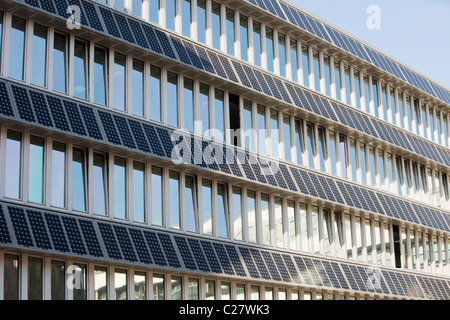 Solaranlage auf einem Gebäude auf dem Campus der Northumbira University, Newcastle Upon Tyne, UK. Stockfoto