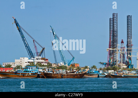 Der Dow und Versand Einrichtungen im Port Khalid in Sharjah, Vereinigte Arabische Emirate. Stockfoto