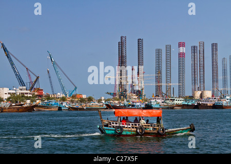 Der Dow und Versand Einrichtungen im Port Khalid in Sharjah, Vereinigte Arabische Emirate. Stockfoto