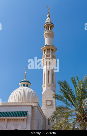 Eine Moschee in der Jumeirah von Dubai, Vereinigte Arabische Emirate. Stockfoto