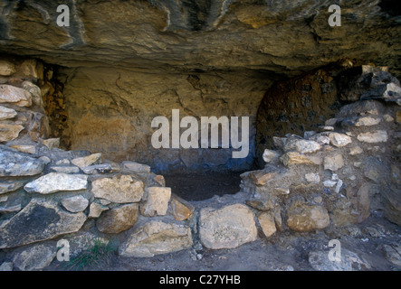 Sinagua indische Klippe Wohnung, Walnut Canyon National Monument, Coconino County, Arizona, USA, Nordamerika Stockfoto