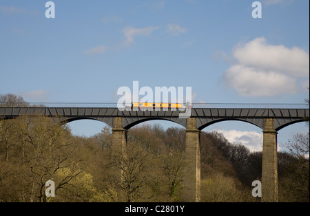 North Wales UK Narrowboat überqueren Pontcysyllte Aquädukt von Thomas Telford, Shropshire Union Kanals über den Fluss Dee Stockfoto