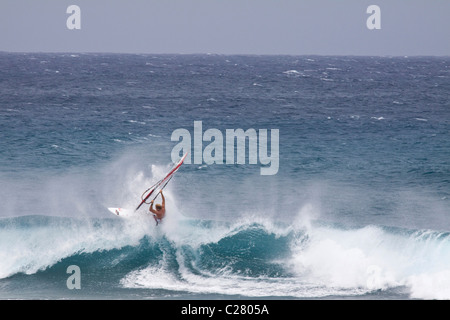 Windsurfen am Schnorcheltaucher berühmten Hookipa Beach, gelegen an der windigen North Shore. Stockfoto