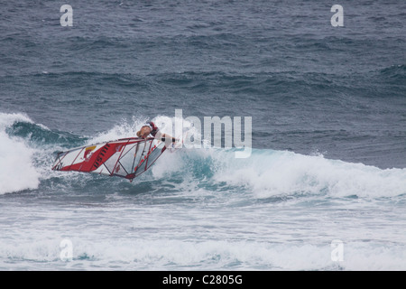 Runtergefahren. Windsurfen am Schnorcheltaucher berühmten Hookipa Beach, gelegen an der windigen North Shore. Stockfoto