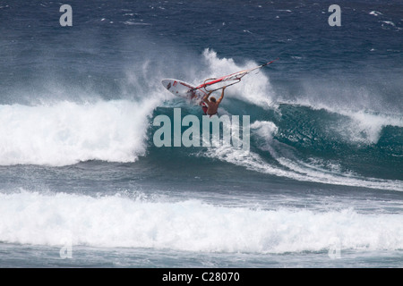 Mund des Rohres. Windsurfen am Schnorcheltaucher berühmten Hookipa Beach, gelegen an der windigen North Shore. Stockfoto