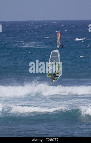 Speed Bump. Windsurfen am Schnorcheltaucher berühmten Hookipa Beach, gelegen an der windigen North Shore. Stockfoto