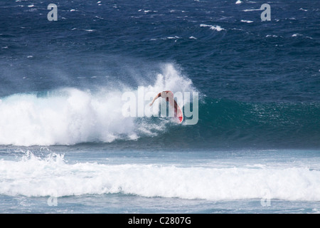 Hängen zehn. Surfer am Schnorcheltaucher berühmten Hookipa Beach, befindet sich auf der windigen North Shore. Stockfoto