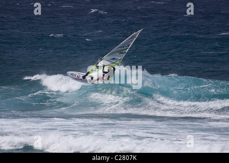 Gelben Schein. Windsurfen am Schnorcheltaucher berühmten Hookipa Beach, gelegen an der windigen North Shore. Stockfoto