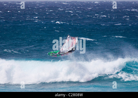 Horizontale heften. Extreme Windsurfen am Schnorcheltaucher berühmten Hookipa Beach, befindet sich auf der windigen North Shore. Stockfoto