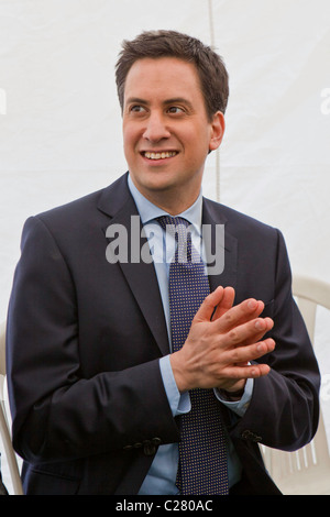 Ed Miliband MP, Führer der Labour-Opposition hinter den Kulissen nach dem Gespräch an der TUC-Marsch für die Alternative in London. Stockfoto