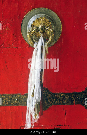 Weißen Schal hing an Tür bedeutet Hingabe an Gottheiten, Lhasa, Tibet, China Stockfoto