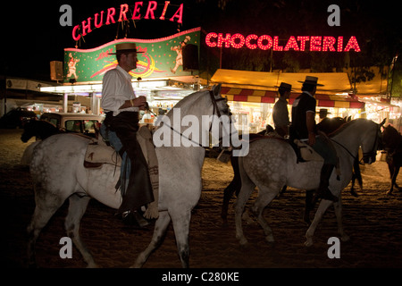 Fahrer, vorbei an Fast-Food-Stände in El Rocio während der jährlichen Wallfahrt (Romeria) Stockfoto