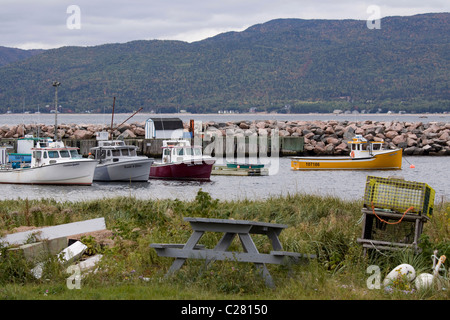 Lobster Boote und Steg, Ingonish Point, Cape Breton, Nova Scotia, Kanada Stockfoto