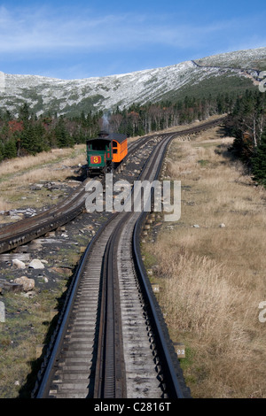 Züge auf und ab Mount Washington historische Zahnradbahn bewegt. Stockfoto