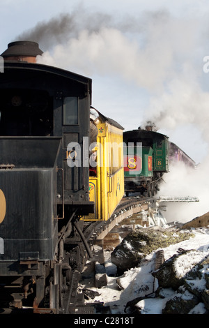 Lokomotiven und Waggons, die darauf warten, Mount Washington Cog Railway zu klettern. Stockfoto