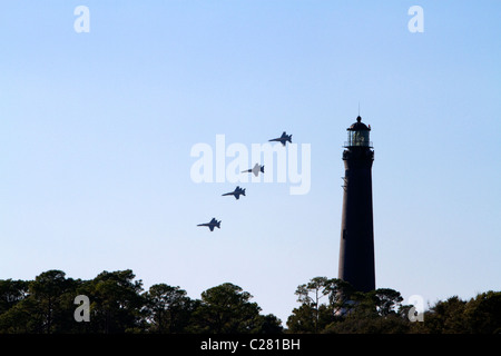 Die Blue Angels F/A-18 Hornets fliegen in Formation über Pensacola, Florida, USA. Stockfoto