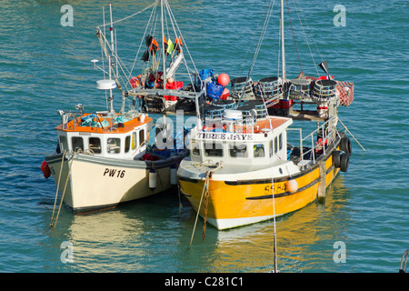 Zwei Fischerboote vertäut im Hafen von Newquay, Cornwall UK. Stockfoto