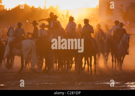 Eine Gruppe von Reiten Pilgern, die Ankunft in El Rocio während die Romeria, Andalusien, Spanien Stockfoto