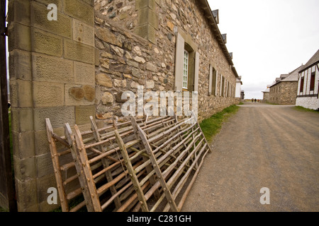 Auf der Suche auf Straße an der Festung von Louisbourg National Historic Site, Cape Breton, Nova Scotia, Kanada Stockfoto