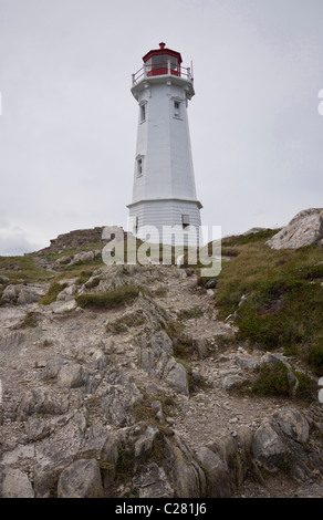 Leuchtturm auf felsigen Vorsprung, in der Nähe der Festung von Louisbourg National Historic Site, Cape Breton, Nova Scotia, Kanada. Stockfoto