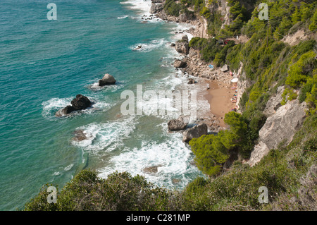 Korfu, Griechenland. Oktober. Der Strand von Miritiotissa, Mirtiotissas. Zentralen Westküste in der Nähe von Glifada, Glyfada. Stockfoto