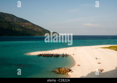 Traditionelle Thai Long-Tail-Boote vertäut am Strand, Sunrise Beach, Koh Lipe, Thailand Stockfoto