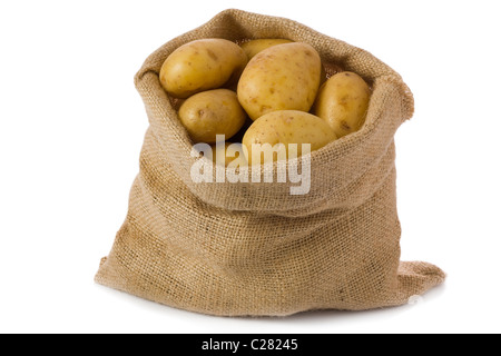 Rohe Kartoffeln in Sackleinen Tasche isoliert auf weißem Hintergrund Stockfoto