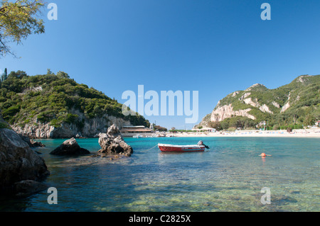 Korfu, Griechenland. Oktober. Blick auf einen der Strände bei Paleokastritsa, Palaiokastritsa. Stockfoto