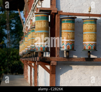 Buddhistische Gebetsmühlen mit Skripten auf Tibetisch gemacht aus Holz in der Nähe von einem Kloster in Sikkim Stockfoto