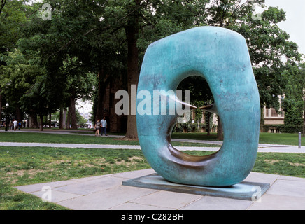 Princeton University Campus permanente öffentliche Kunstinstallation im Freien: Henry Moore Skulptur 'Oval with Points'. Stockfoto