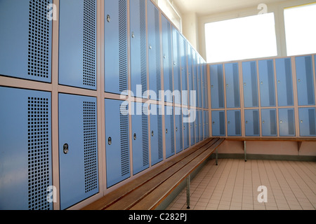 klassische Umkleideraum mit leichten blauen Reihen von Schließfächern Stockfoto