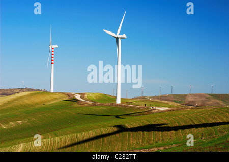 Vertikale Achse Windkraftanlagen und Schatten auf einem Hügel Stockfoto