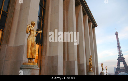 Eiffelturm, Blick vom Palais Chaillot, Trocadéro, Spalten und Statue, Paris. Frankreich Stockfoto