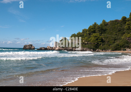 Korfu, Griechenland. Oktober. Der Strand von Glifada, Glyfada, an der zentralen Westküste. Stockfoto