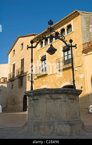 Rathaus in Plaça del Pou, Altafulla. Tarragona Provinz, Katalonien, Spanien Stockfoto