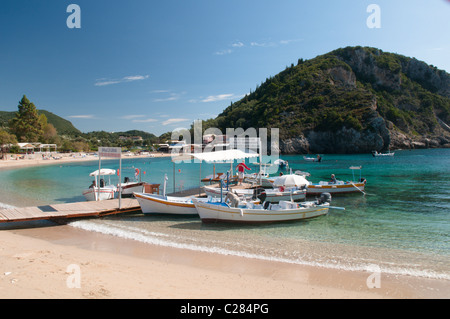 Korfu, Griechenland. Oktober. Blick auf einen der Strände bei Paleokastritsa, Palaiokastritsa. Stockfoto