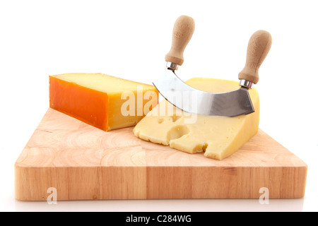 Zwei Blöcke von Frischkäse aus Holz Holz Stockfoto