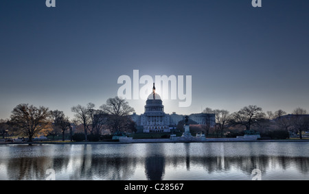 Hell erleuchtet Dämmerung Himmel hinter der beleuchteten Kuppel des Kapitols in Washington, D.C. mit dem Pool und Statuen Stockfoto