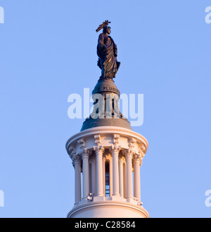 Hell erleuchtet Dämmerung Himmel hinter der Statue of Freedom auf der Kuppel des Kapitols in Washington, D.C. Stockfoto