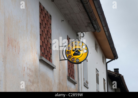 Alte öffentliches Telefon anmelden Stockfoto