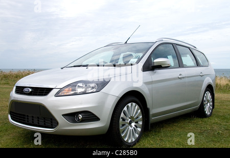 Silber Ford Focus Titanium 1.8 TDCI. Sehen Sie hier in einem scharfen sauberen Foto genommen bei einer Klippe oben schießen mit dem Meer im Hintergrund Stockfoto