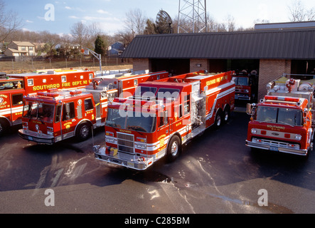 Feuerwehrautos und Ausrüstung geparkt vor einem zentralen New Jersey-Brand-Haus Stockfoto