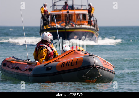 Zwei RNLI Rettungsboote zusammen in der Nordsee von Cromer, Norfolk, Großbritannien. Stockfoto