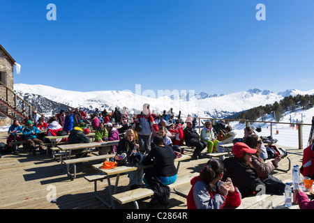 Terrasse des Bergrestaurants am unteren Rand der Piste in das Espiolets Skigebiet Soldeu, Grandvalira Region, Andorra Stockfoto