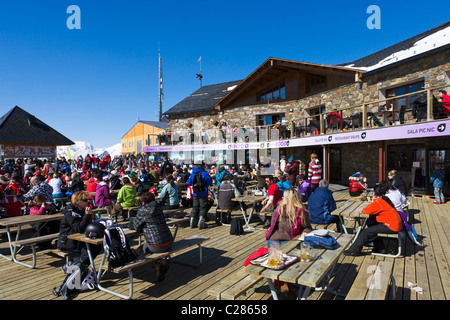 Terrasse des Bergrestaurants am unteren Rand der Piste in das Espiolets Skigebiet Soldeu, Grandvalira Region, Andorra Stockfoto