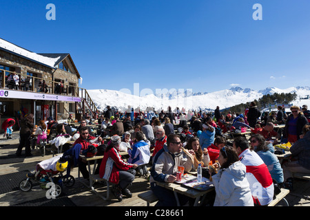 Terrasse des Bergrestaurants am unteren Rand der Piste in das Espiolets Skigebiet Soldeu, Grandvalira Region, Andorra Stockfoto