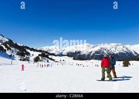 Snowboarder auf dem Übungsgelände in der Espiolets Skigebiet Grandvalira Region, Soldeu, Andorra Stockfoto